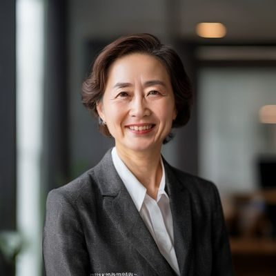 日本妈妈创始人唐静女士的专业形象照，面带亲切微笑，身着简洁商务装，背景为温馨的办公室环境，展现专业与温暖并重的气质